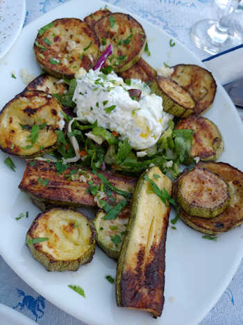 Gegrillte Zucchini mit Knoblauch