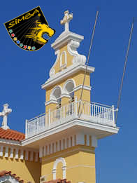 Der Turm der Ekklisia Panagia. Die Kirche steht unweit vom Westende der De-Bosset-Brücke.