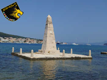 Der Obelisk zwischen Argostoli und Drapano, ein Relikt aus britischen Verwaltungszeiten.