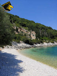 Ruhiger Strand an der Ostküste von Kefalonia.