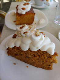 Karottenkuchen, im Hintergrund der sagenhafte Orangenkuchen.