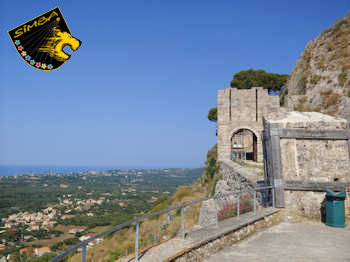 Der Zugang zum St. George's Castle liegt am Ende des Ortes Kastro.