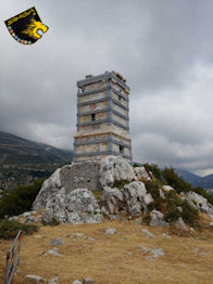 Der ehemalige Glockenturm, durch ein Korsett vor dem Zerfall geschützt.