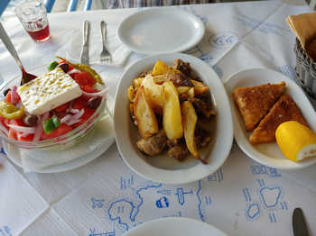 Zikariasto (geschmorte Ziege), Bauernsalat und gebackener Käse