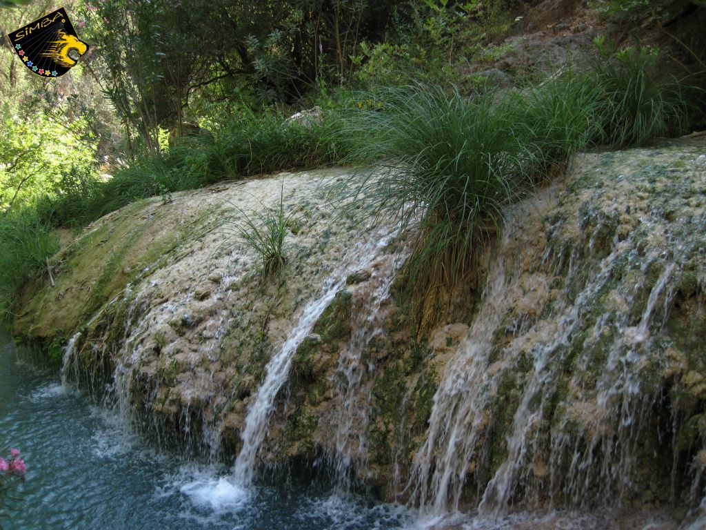 man kommt bei mehreren Wasserbecken vorbei